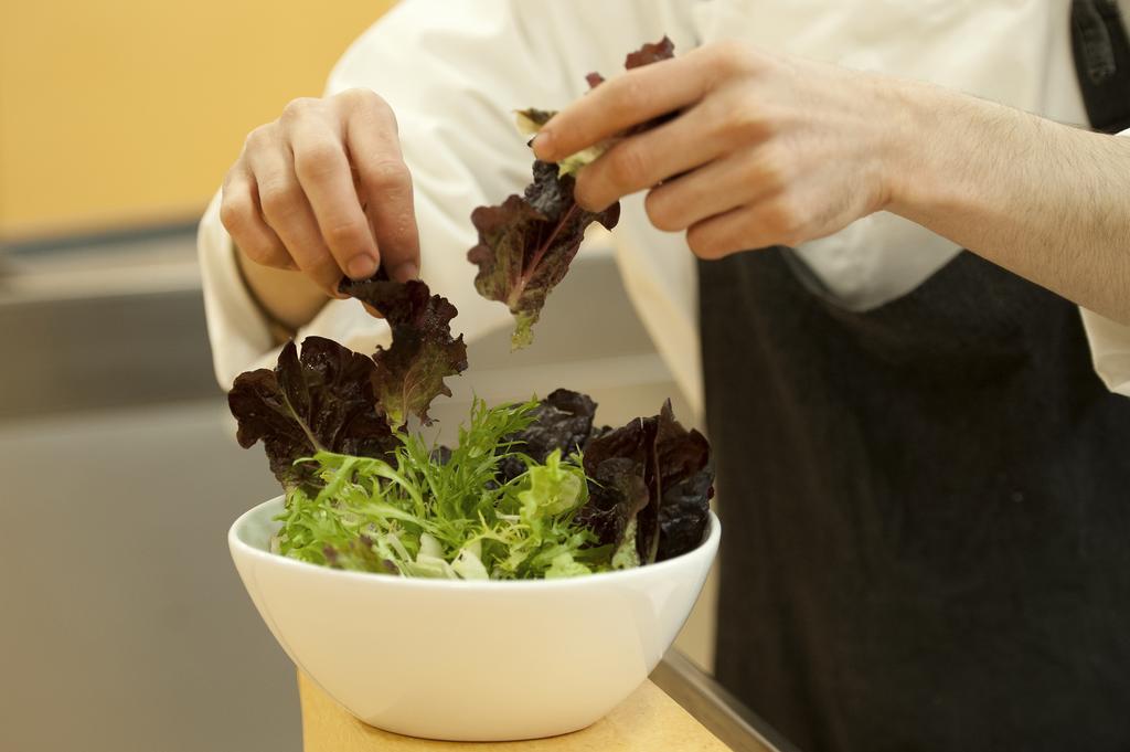 Arakur Ushuaia Resort & Spa Exteriör bild A chef preparing a salad
