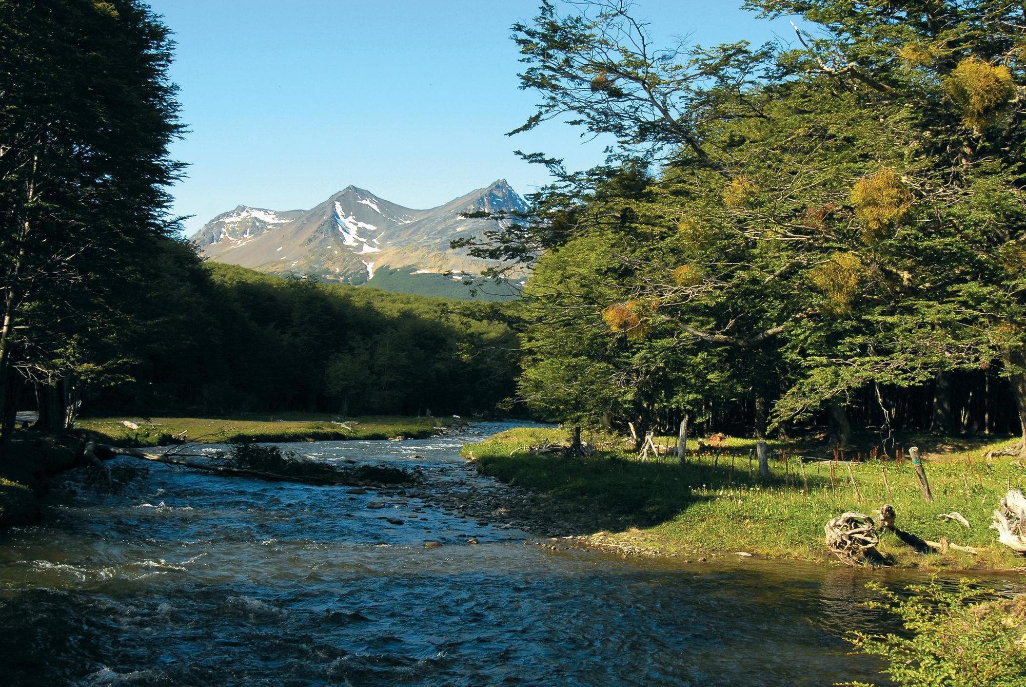 Arakur Ushuaia Resort & Spa Exteriör bild The river near the town of Cumbres